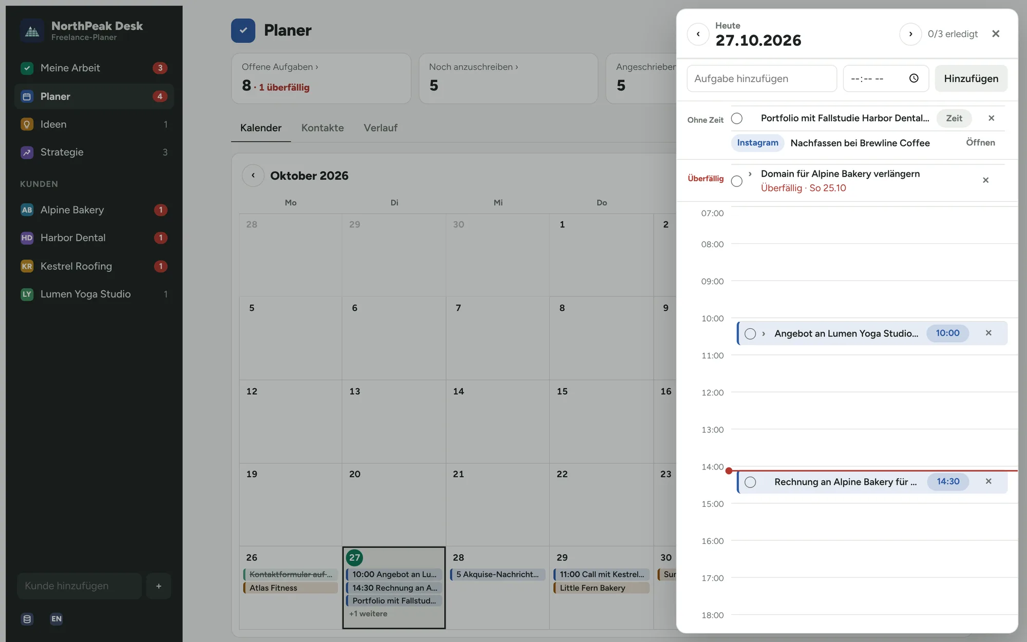 Monatskalender mit geöffnetem Tagesblatt und Aufgaben im Stundenraster